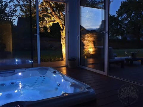 Night, Hot Tub