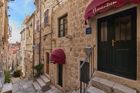 Property building, Neighbourhood, City view, Street view, Location