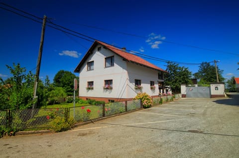 Shower, Property building, Patio, Staff, Restaurant/places to eat, Communal lounge/ TV room, Facade/entrance, Food close-up, People, Property logo or sign, Neighbourhood, Natural landscape, Activities, BBQ facilities, Billiard, Bowling, Casino, Children play ground, Darts, Fishing, Garden, Horse-riding, Nightclub / DJ, On-site shops, Skiing, Table tennis, Bathroom, Coffee/tea facilities, View (from property/room), View (from property/room), Balcony/Terrace, Living room, Lobby or reception, Lounge or bar, Food and drinks, Other, Photo of the whole room, Banquet/Function facilities, Seating area, Dining area, Tennis court, Hiking, Cycling, Diving, Evening entertainment, Logo/Certificate/Sign, Bedroom, Communal kitchen, Food, Text overlay, Text overlay, Pets, Pets, Guests, City view, Garden view, Landmark view, Landmark view, Mountain view, Mountain view, Street view, Street view, Supermarket/grocery shop, Swimming pool, Entertainment, Drinks, Alcoholic drinks, Non alcoholic drinks, children, young children, older children, group of guests, Family