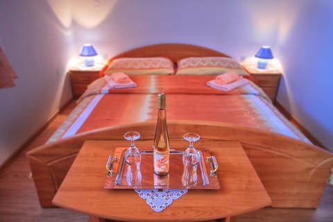 Patio, Staff, Communal lounge/ TV room, Facade/entrance, Food close-up, BBQ facilities, Children play ground, Garden, Horse-riding, On-site shops, Table tennis, Balcony/Terrace, Floor plan, Hiking, Cycling, Evening entertainment, Communal kitchen, On site, Pets, Garden view, Landmark view, Mountain view, Street view, Alcoholic drinks, Non alcoholic drinks, Family