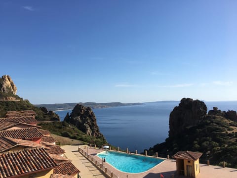 Nearby landmark, Natural landscape, Sea view, Swimming pool, sunbed