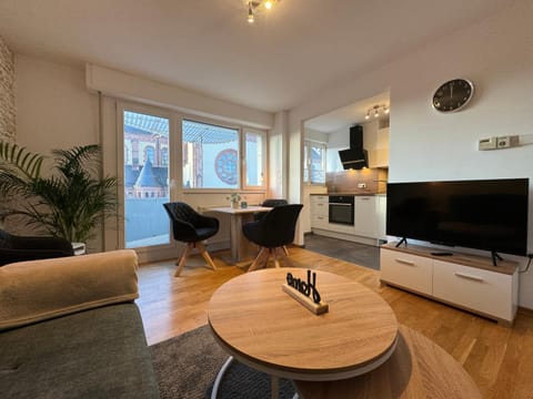 Communal lounge/ TV room, TV and multimedia, Kitchen or kitchenette, Living room, Seating area, Dining area, Evening entertainment