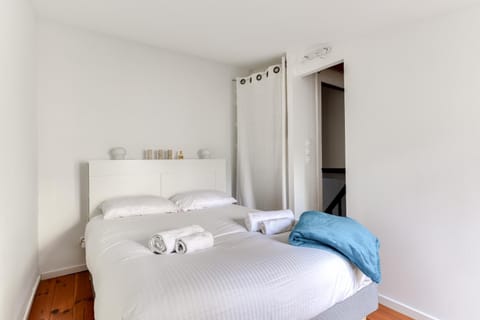Bed, Bedroom, towels