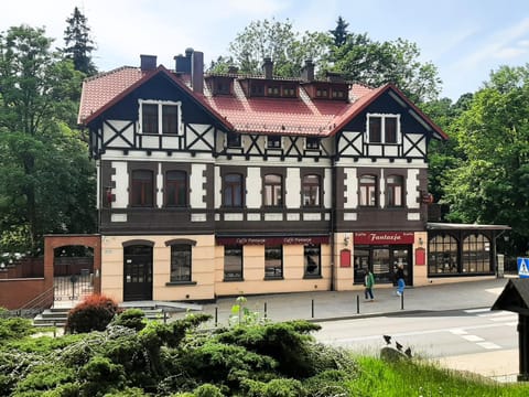 Property building, Day, Landmark view, Location