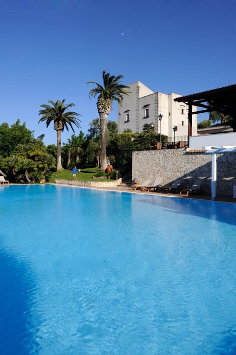 Property building, Swimming pool, sunbed