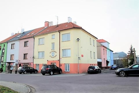 Property building, Day, Neighbourhood, Street view, Location, Parking