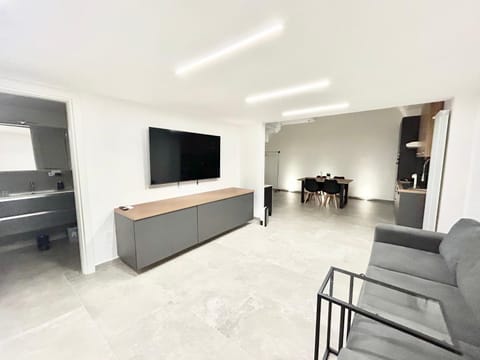 Communal lounge/ TV room, TV and multimedia, Living room, Seating area, Evening entertainment