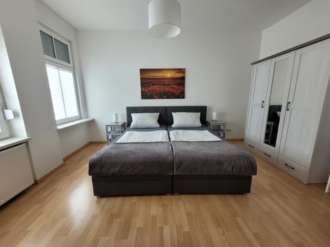 Photo of the whole room, Bedroom, wardrobe