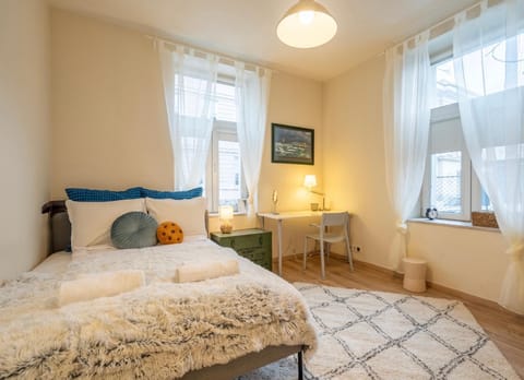 Bed, Bedroom, towels
