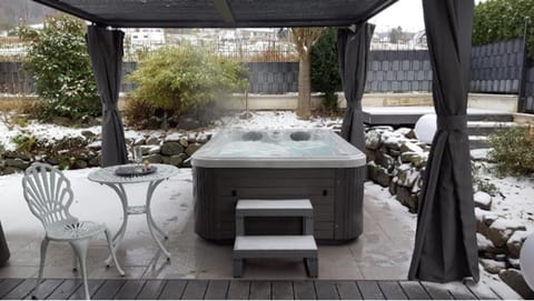 Property building, Hot Tub, Balcony/Terrace