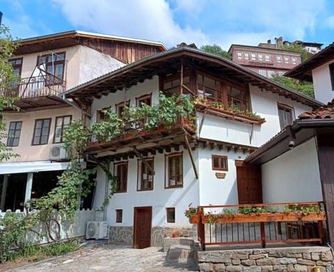 Guest House GURKO 7, 2BR, Top Center, Free Parking Bed and Breakfast in Veliko Tarnovo