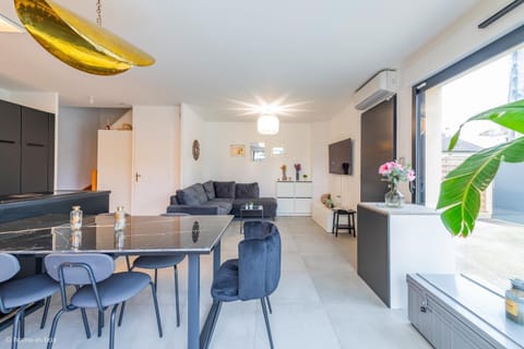 Living room, Seating area, heating, air conditioner