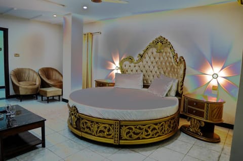 Bed, TV and multimedia, Living room, Seating area, Breakfast