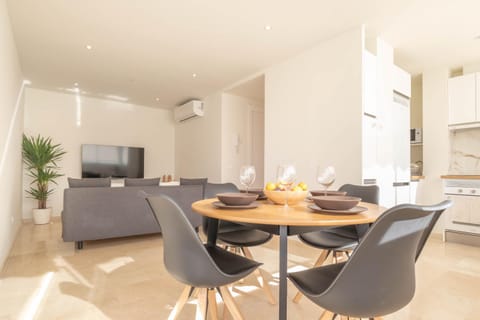 TV and multimedia, Living room, Seating area, Dining area, air conditioner
