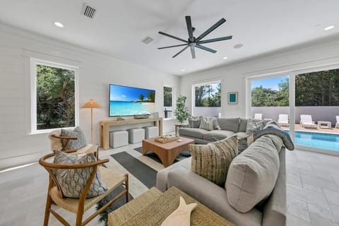 Communal lounge/ TV room, TV and multimedia, Living room, Seating area, Pool view