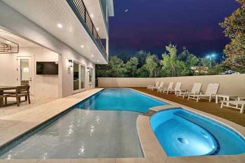 Patio, Night, Natural landscape, TV and multimedia, Evening entertainment, Pool view, Swimming pool, sunbed
