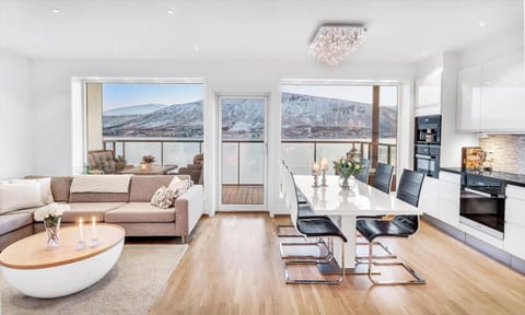Natural landscape, TV and multimedia, Living room, Seating area, Dining area, Mountain view
