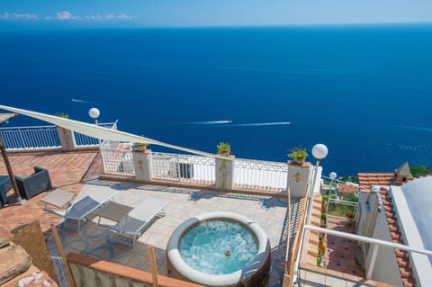 Property building, Hot Tub, Swimming pool