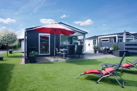 Property building, Spring, Garden, Garden view, sunbed
