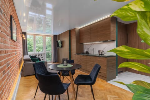Coffee/tea facilities, Kitchen or kitchenette, Living room, Seating area, Dining area