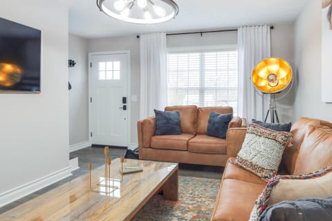Modern Townhome Walk to Tennessee Tech University House in Cookeville