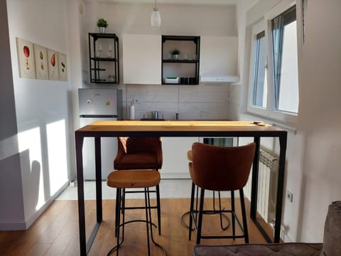 Kitchen or kitchenette, Dining area, stove