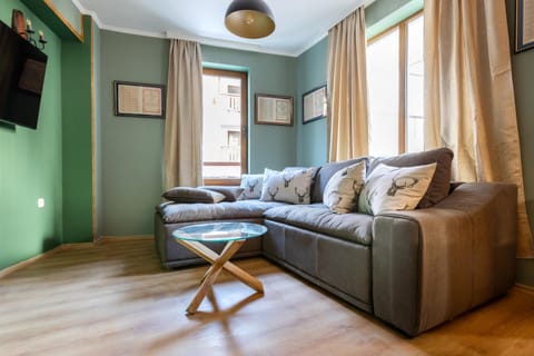 Bed, TV and multimedia, Living room