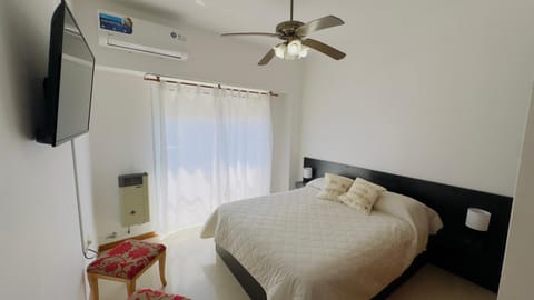 Bed, TV and multimedia, Photo of the whole room, Bedroom, air conditioner