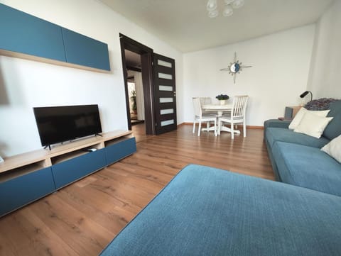 Communal lounge/ TV room, TV and multimedia, Living room, Photo of the whole room, Seating area, Dining area, Evening entertainment, Bedroom