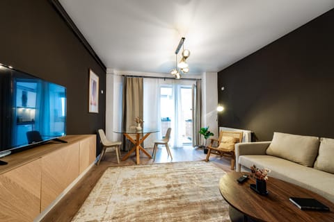 TV and multimedia, Living room, Photo of the whole room, Seating area, Dining area