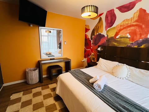 Bed, TV and multimedia, Bedroom