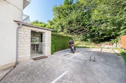 Moderne Unterkunft mit Terrasse, Garten, WiFi, BBQ Apartment in Lika-Senj County