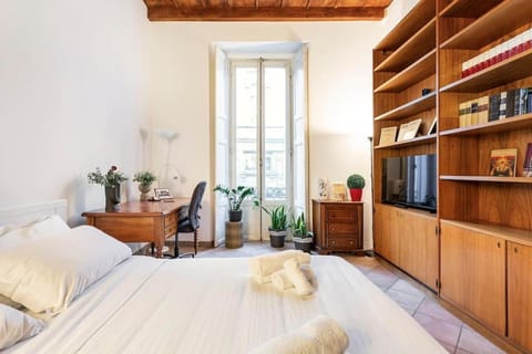 Bed, TV and multimedia, Photo of the whole room, Bedroom