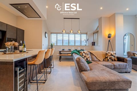 Kitchen or kitchenette, Living room, Seating area, Dining area