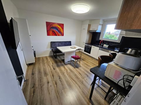 TV and multimedia, Kitchen or kitchenette, Living room, Seating area, Dining area, oven, stove