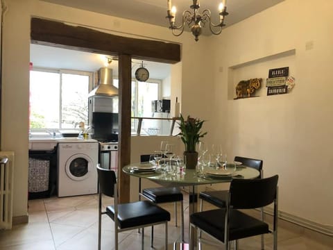 Le Black & White F 2 de 55 m 2 (4 pers). Apartment in Moulins