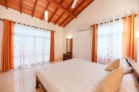 Bed, Photo of the whole room, Bedroom, air conditioner