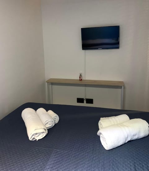 Bed, TV and multimedia, Bedroom, towels