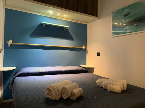 Photo of the whole room, Bedroom, towels