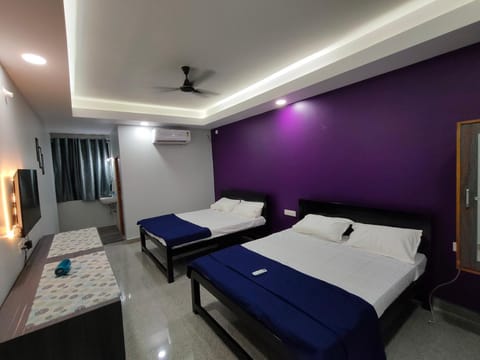 Bed, TV and multimedia, Photo of the whole room, Bedroom, towels, air conditioner