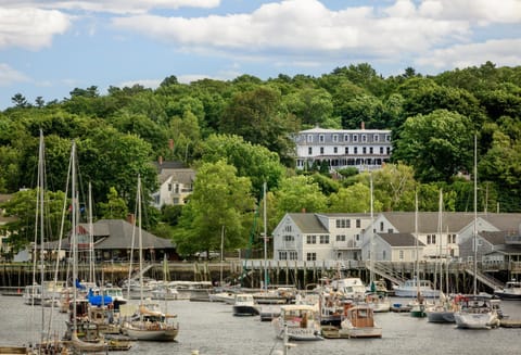 Property building, Restaurant/places to eat, Neighbourhood, Sea view