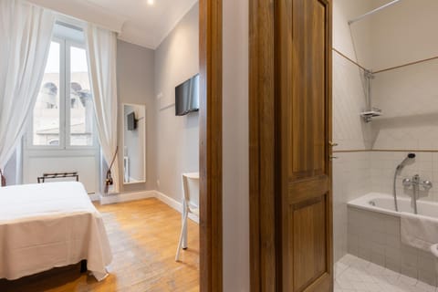 Bed, Bathroom, TV and multimedia, Photo of the whole room, Bedroom, Bath, towels