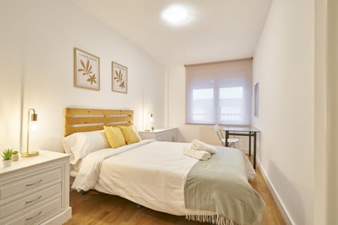 Bed, Photo of the whole room, Seating area, Bedroom, internet