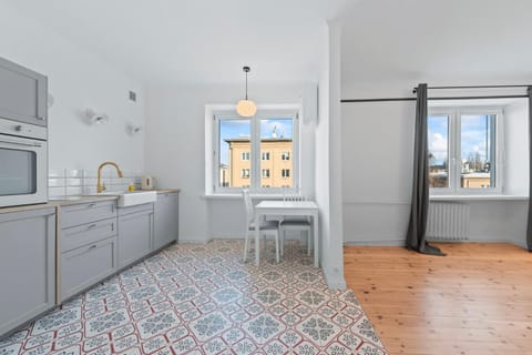 Kitchen or kitchenette, Dining area