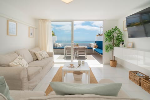 Communal lounge/ TV room, TV and multimedia, Living room, Seating area, internet, air conditioner