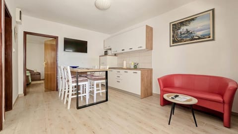 Kitchen or kitchenette, Seating area