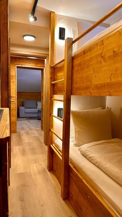 Property building, Bed, TV and multimedia, Bedroom, Breakfast, bunk bed