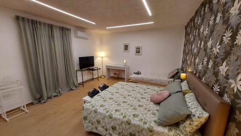 Bed, TV and multimedia, Photo of the whole room, Decorative detail, Bedroom
