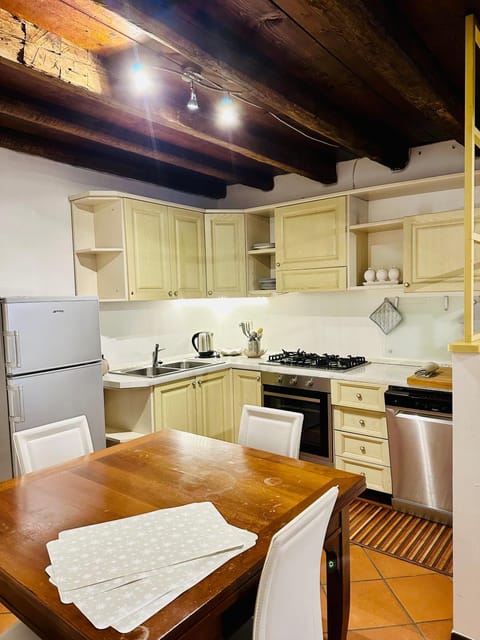 Kitchen or kitchenette, dishwasher, oven
