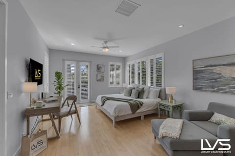 New Royal 80ft Waterfront Wlk2Beach HotPool Spa KitchenBBQ House in Lauderdale-by-the-Sea